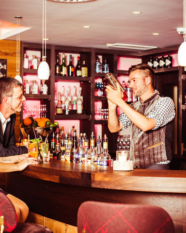 Gäste an der Bar harzstil Cocktails trinken abend genießen ausklingen lassen Romantischer Winkel