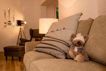Couch mit Teddy im Ferienhaus