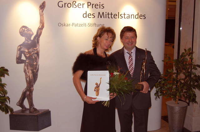 Familie Oelkers mit der Mittelstandspreis Statue