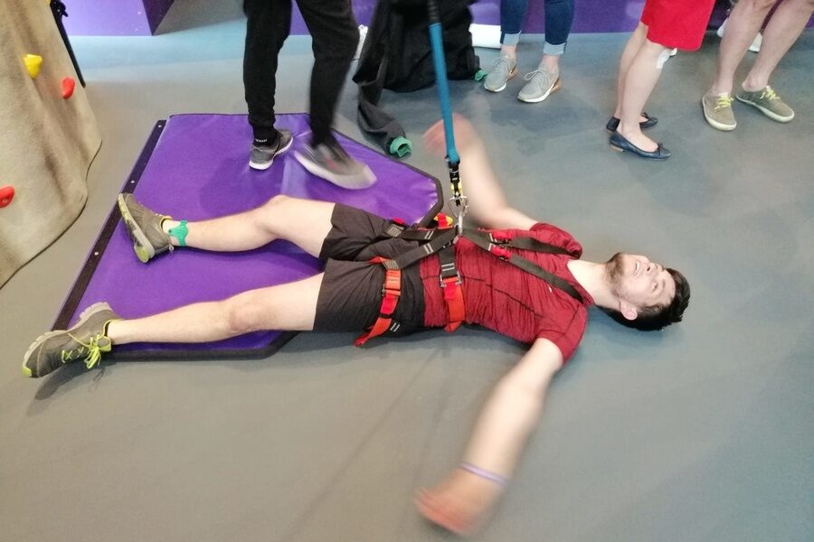 Lehrlinge beim Klettern