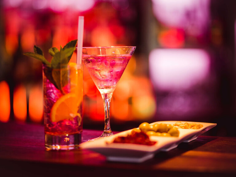 Hotelbar Rowi Genuss Cosmopolitan Mojito Cocktail trinken lecker genießen Romantischer Winkel