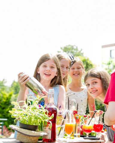 Kids & Teens club Romantischer Winkel Kinder spielen Mitarebiter Spaß