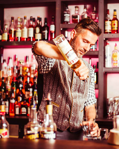Cocktails genießen Barkeeper Rowianer Romantischer Winkel