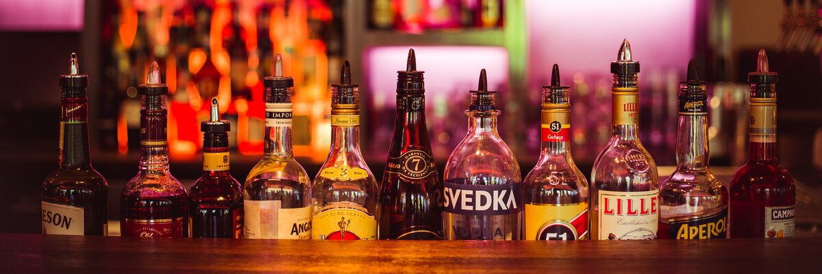 Hotelbar Romantischer Winkel Getränkeflaschen Alkohol Genuss