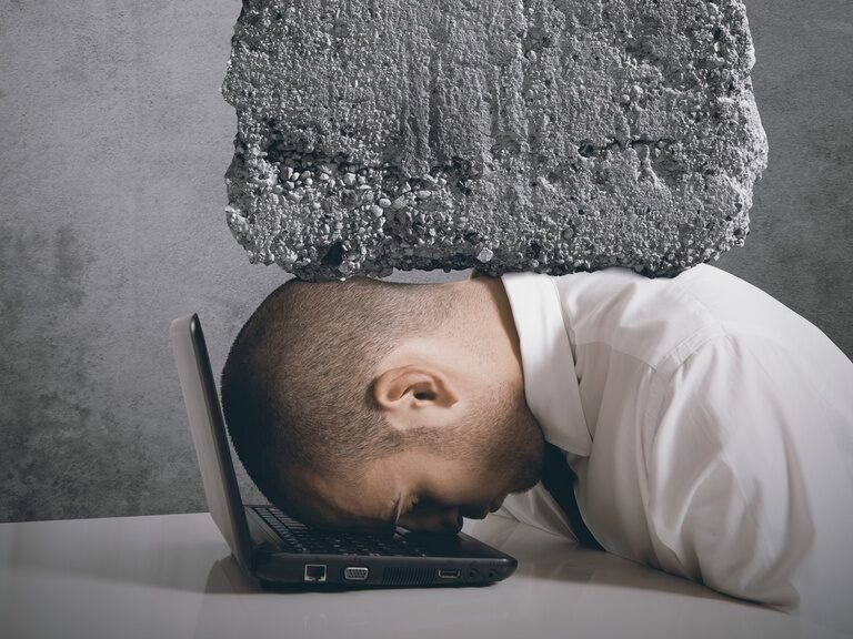 Erschlagen von der Arbeit