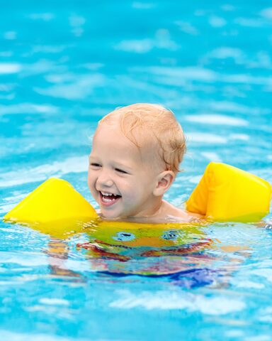 Kinderspaß schwimmen lernen spielen wasser familie Romantischer Winkel urlaub