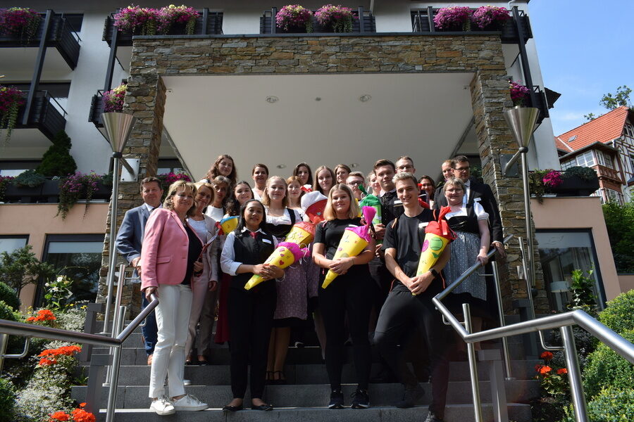 Neue Azubis mit ihrem Team