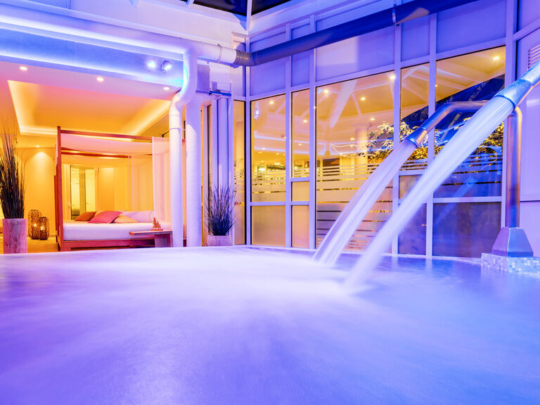 Poollandschaft Hotel Romantischer Winkel Erlebnisspaß Wasser schwimmen Ruhe genießen