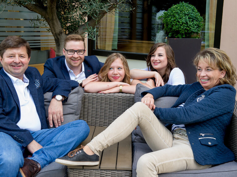 Familienbild Inhaber Hotel Romanischer Winkel Eltern und Kinder