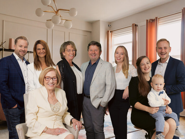 Gastgeberfamilie Familienbild Sommer Inhaberfamilie