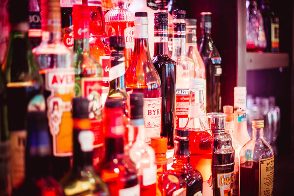 Romantischer Winkel Getränkeauswahl Hotelbar Alkoholgenuss