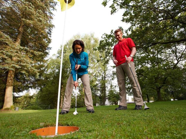 Golf spielen im Roamnscihen Winkel Familienspaß Golfprofi