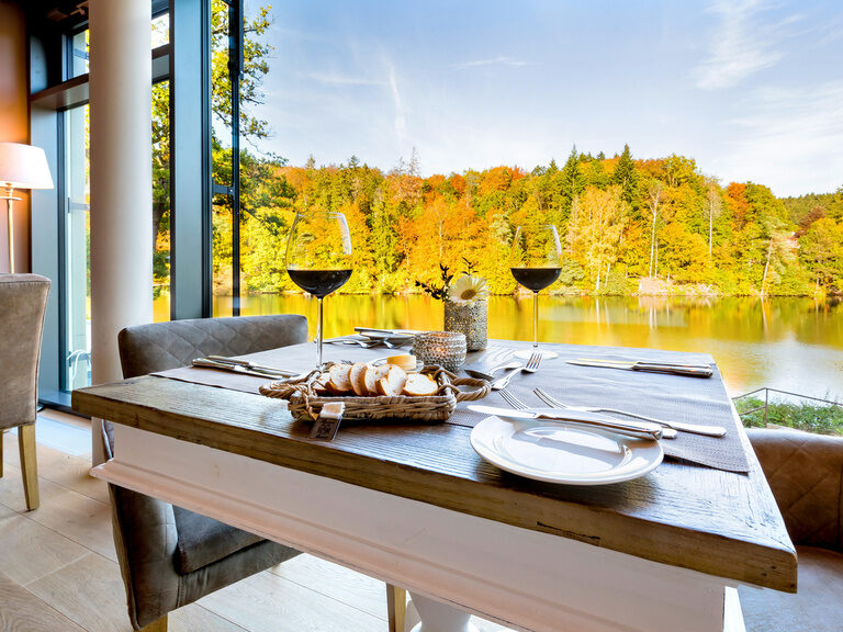 blick auf see und grünes Romantischer Winkel herbst