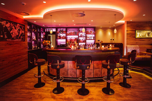 Stühle Barhocker gemütlih sitzen Cocktail genießen Digestif Romantischer Winkel