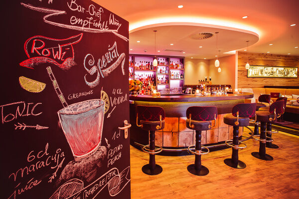 Ansicht neue Bar Romantischer Winkel Kreidetafel Barhcker holz stilecht harz