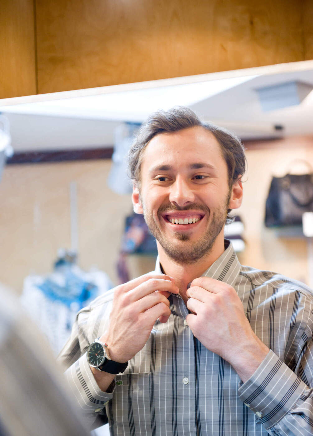 Boutique Anprobe junger Herr Anprobe Boutique Romantischer WInkel Mitarbeiter