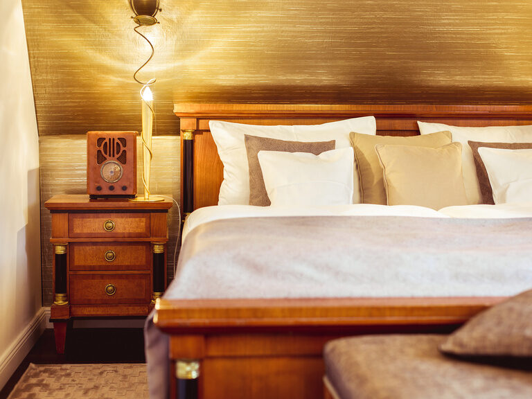 Schlöschenzimmer Villa Vida Romantischer Winkel Bett und altes Radio