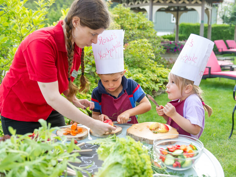 Kinderclub beim essen zu bereiten