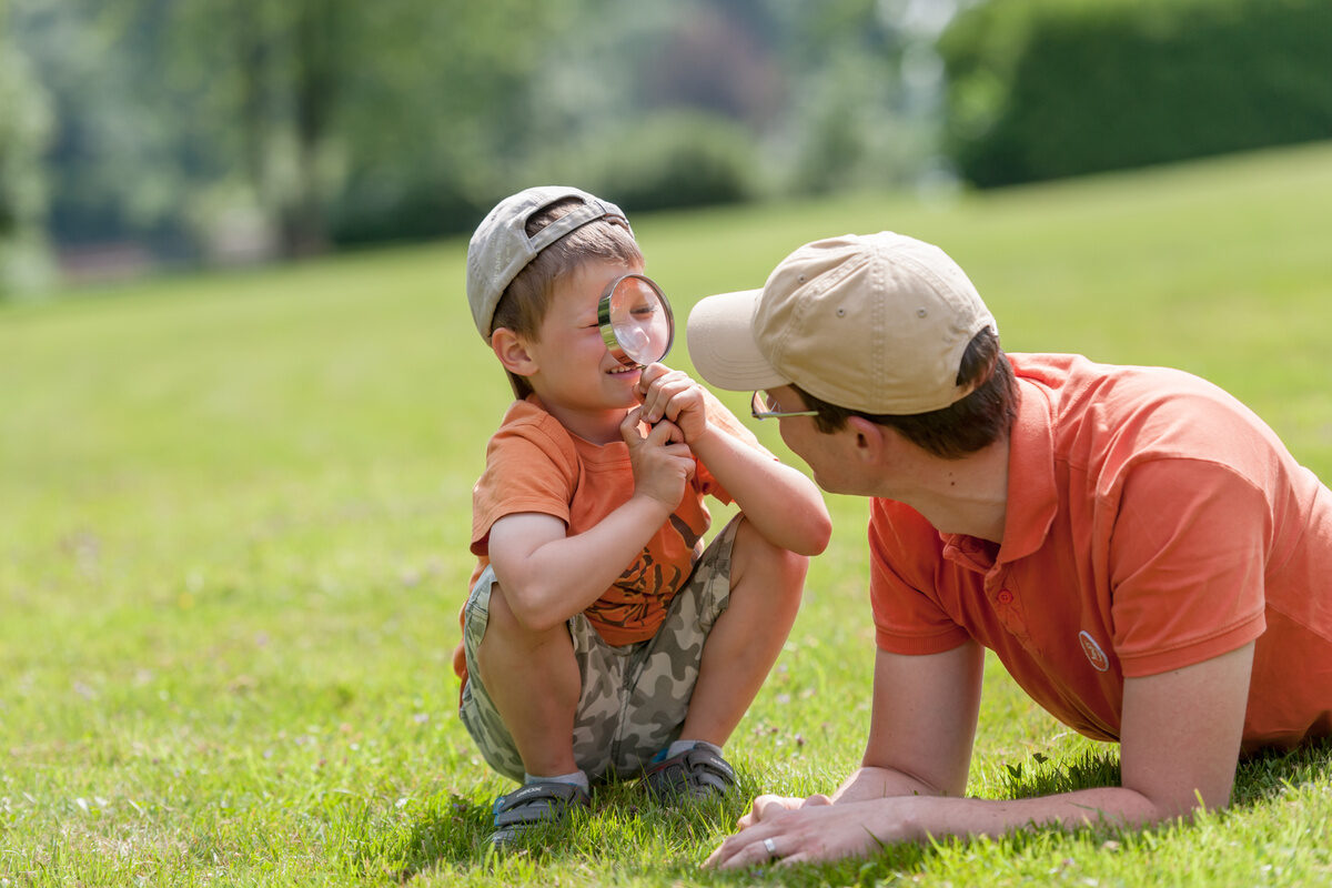 Kleine Forscher Mit Papa auf Entdeckertour gehen