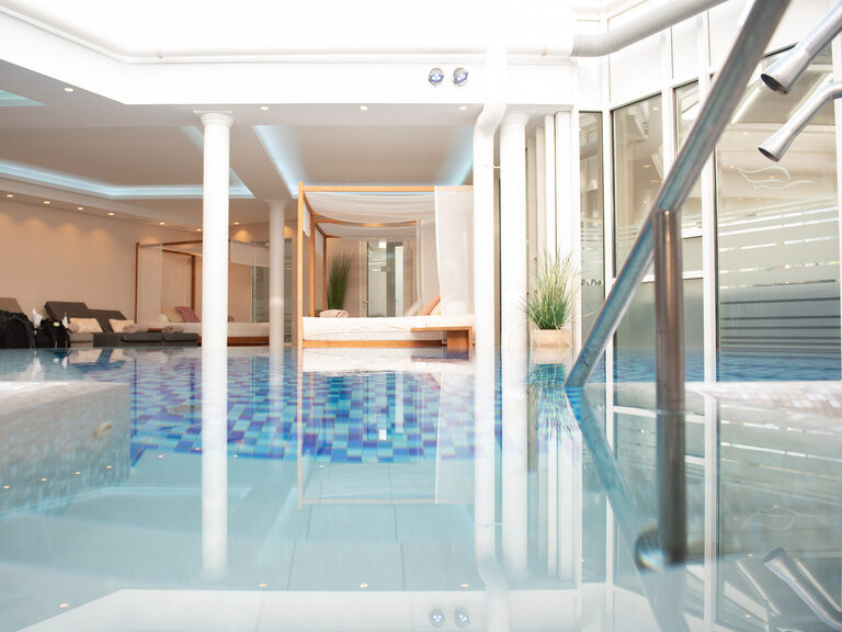 Romantischer Winkel Poollandschaft Wellness Liegen Himmelbetten