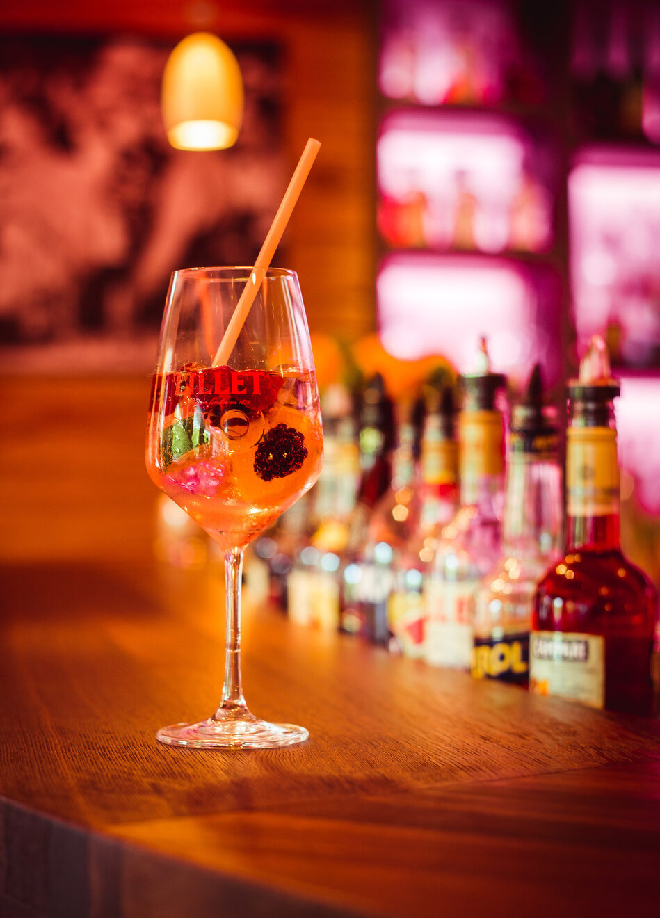 Hotelbar Romantischer Winkel Lillet Cocktail genießen