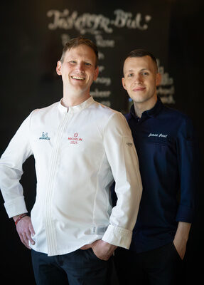 Die Sternek&ouml;che Ralph Hollokoi & Jonas Paul posieren gemeinsam f&uuml;r ein Foto