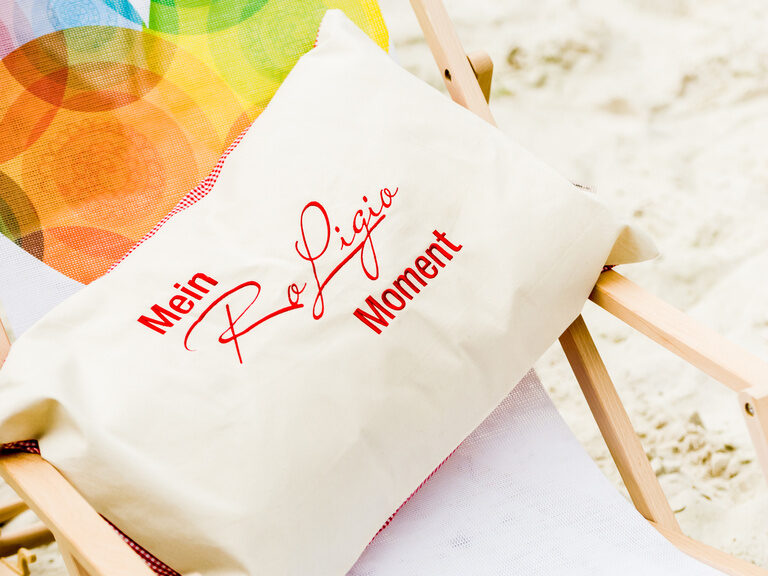 liegestuuhl kissen aufschrift roligio wellness romantischer winkel strand sand
