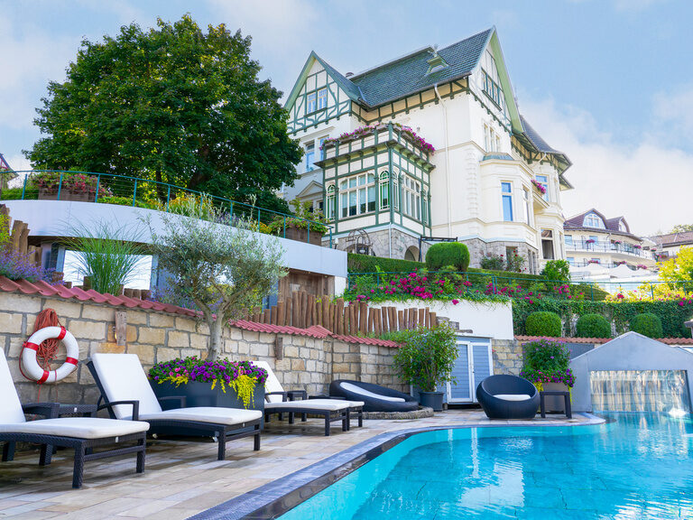 Pool und Haupthaus Hotel harz Romantischer Winkel