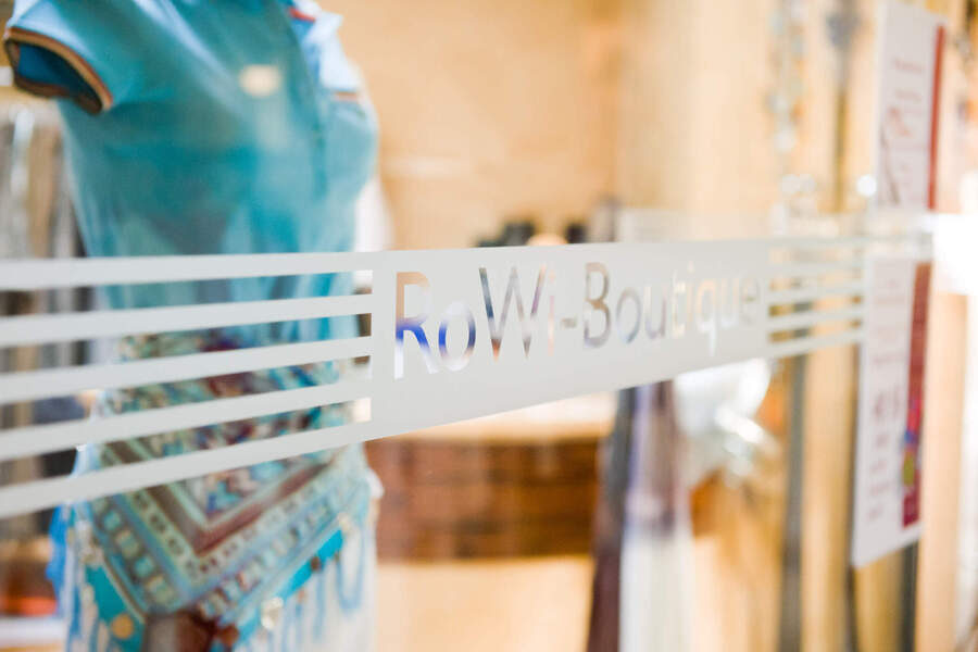 Boutique Shop Eingang Schild Aufdruck Glastür Romantischer WInkel