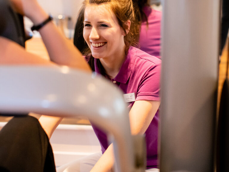 gesundheitsmanagement yoga weiße kleidung mann und frau rowi